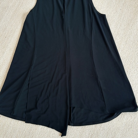 Top. Sleeveless - Picture 3 of 4